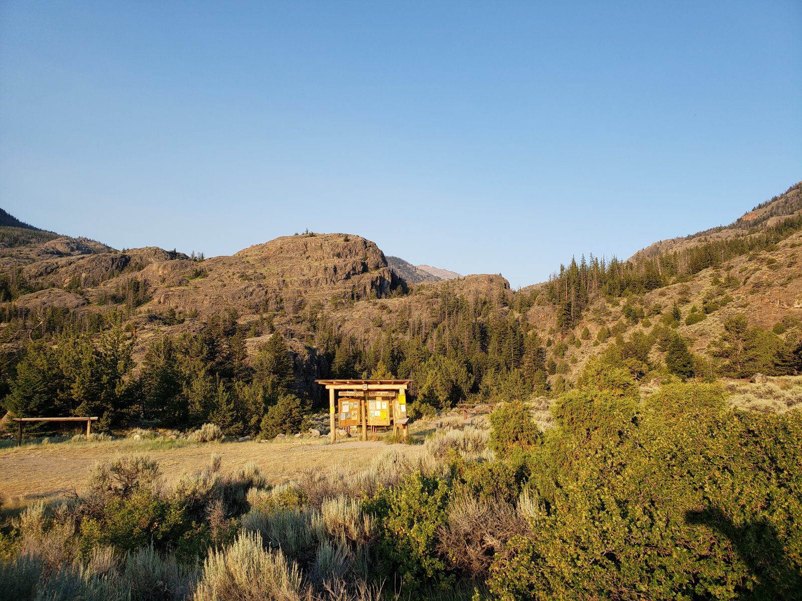 The trail up to Goat Flat/Arrow Mountain was fairly unassuming, but 
there was just the right amount of wind to make for very comfortable 
walking. I hadn't slept well the previous night, so at one point I 
stepped off trail a took a little nap.