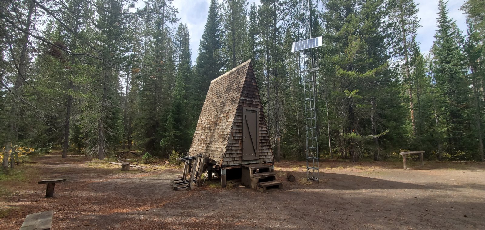 On the way to Union Falls - and very near our campsite - we passed the 
Union Falls Patrol Cabin. One of the more uniquely constructed in the 
Yellowstone backcountry.