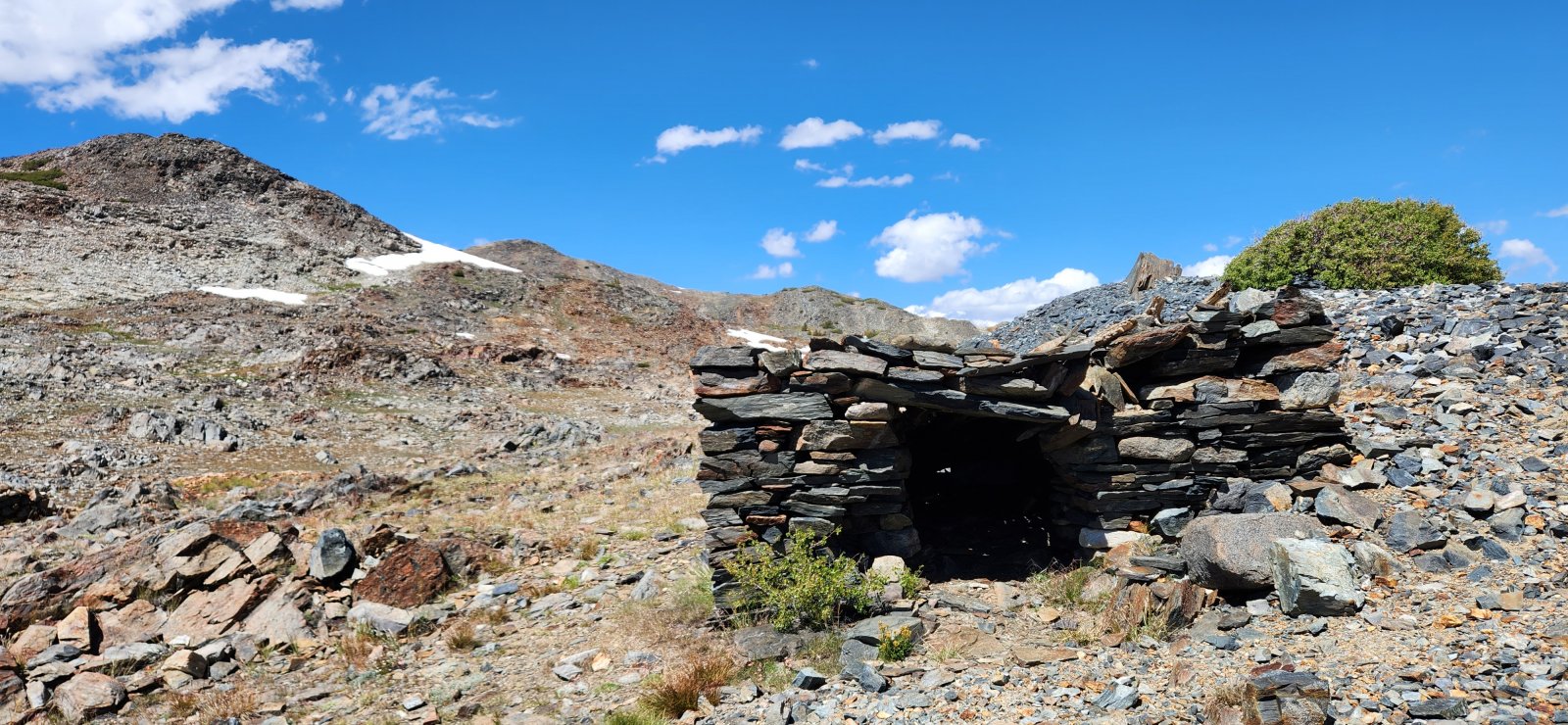 Some remnants of the Great Sierra Mine. Saw a couple groups of 
backpackers here - being one of the very few legal camping areas on this
 section I was not surprised.