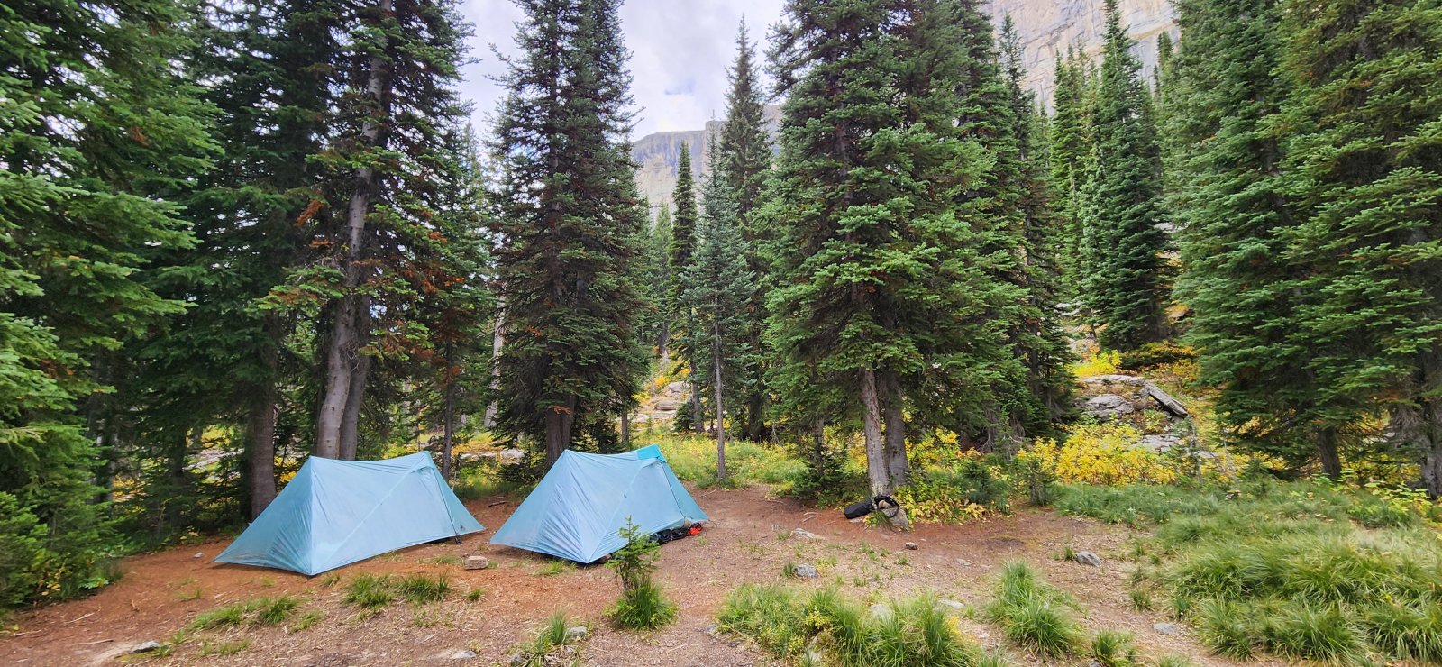 We found a nice spot that looked to be a regular camp for CDT hikers - 
we stopped a bit early, since there wouldn't be much water if we 
continued on. The plan was to fill up water and traverse the wall the 
next day.