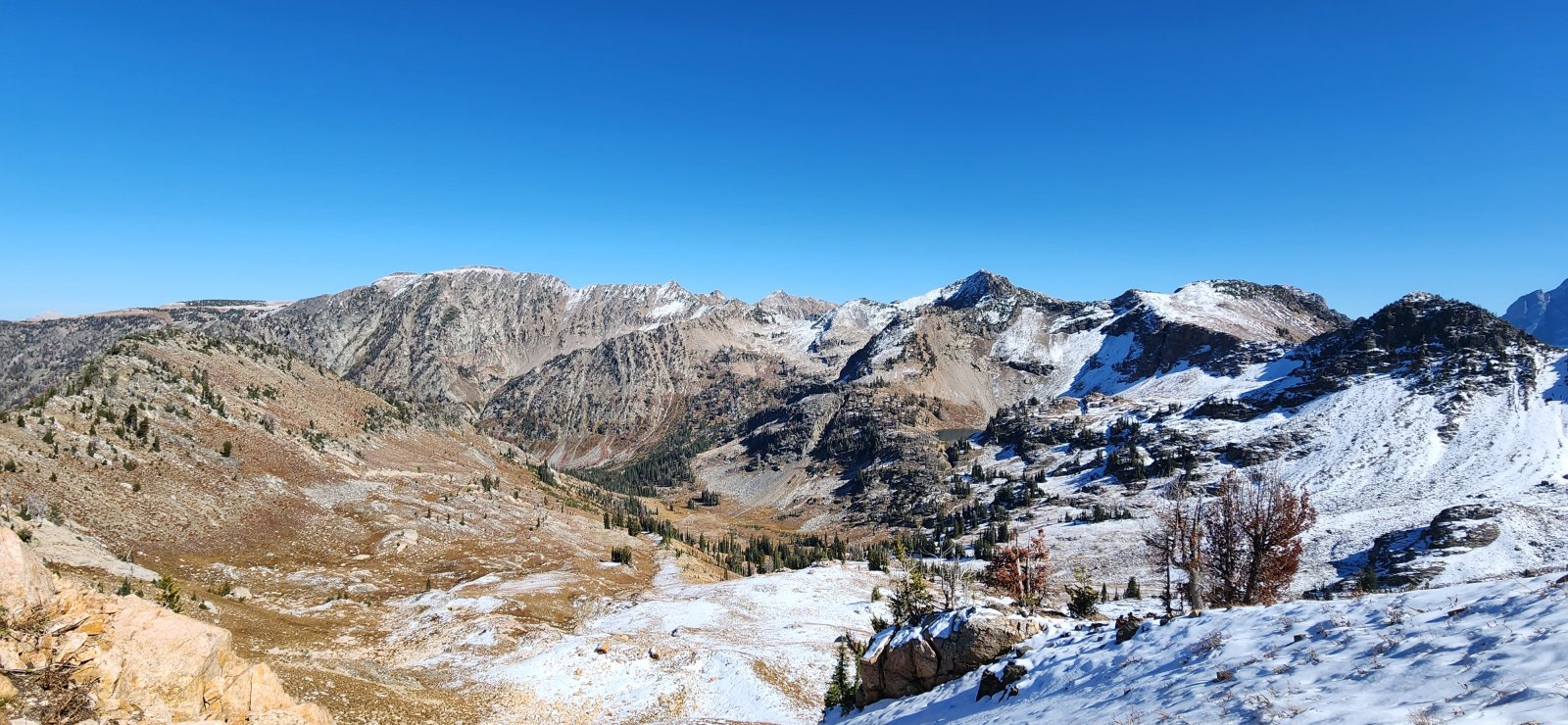 Once we got a bit higher, the moderate snowfall from earlier in the week
 came into play - fortunately it was fairly minimal and easy to 
traverse. Added an element to the scenery for sure.