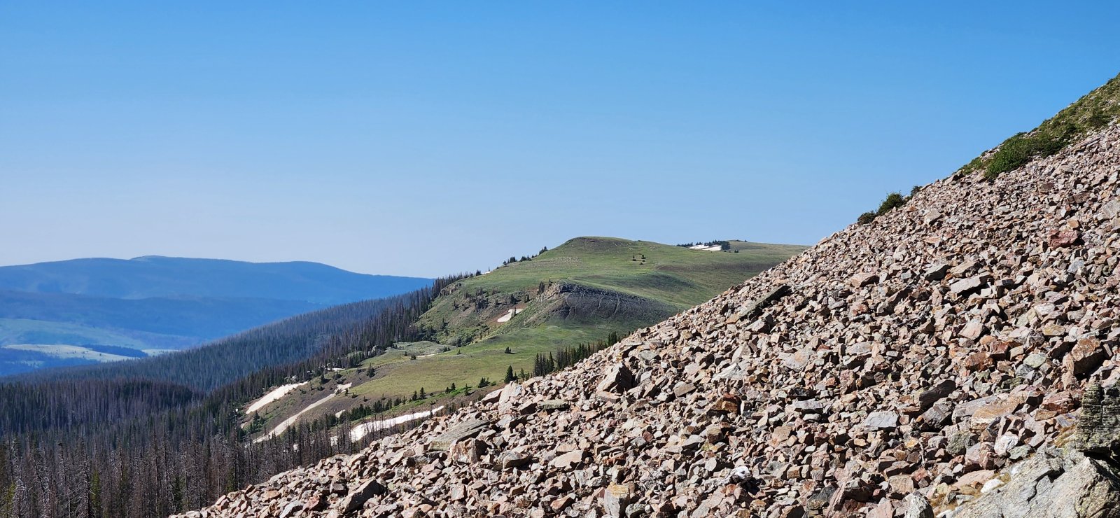 Looking south towards the Trailriders Wall and the path to Pecos Baldy. 
It looks like some wonderful walking and its another spot I hope to 
return and explore further.
