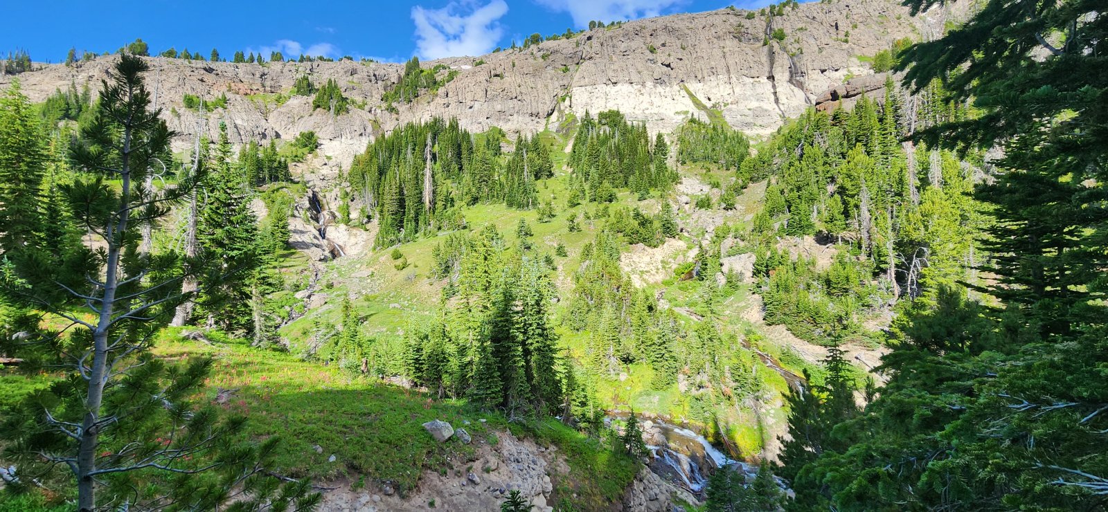 I guess I'd call this the middle basin of Hidden Creek. Another 
wonderful set of falls coming over the upper edge and a real 
'Shangri-La' vibe. I stopped for a bit to enjoy before heading up 
towards the next set of falls.