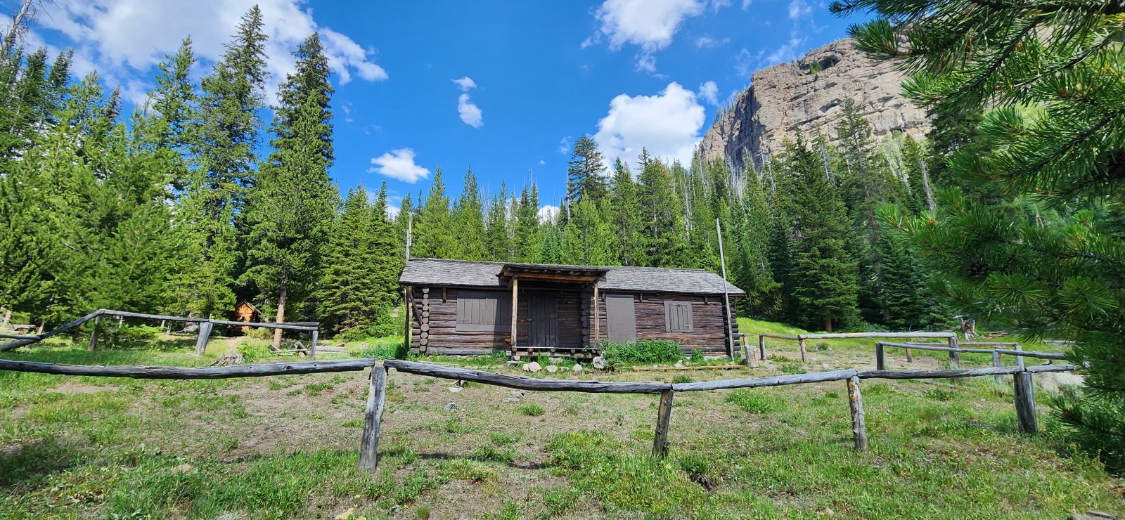 I took a little nap at the Hawk's Rest cabin. Saw a single mule train 
off in the distance - first human I'd seen on this trip, other than my 
now-hobbled hiking buddy two days ago.