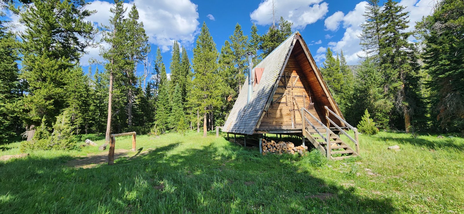 Love these A-frame cabins. Nobody home at this one.