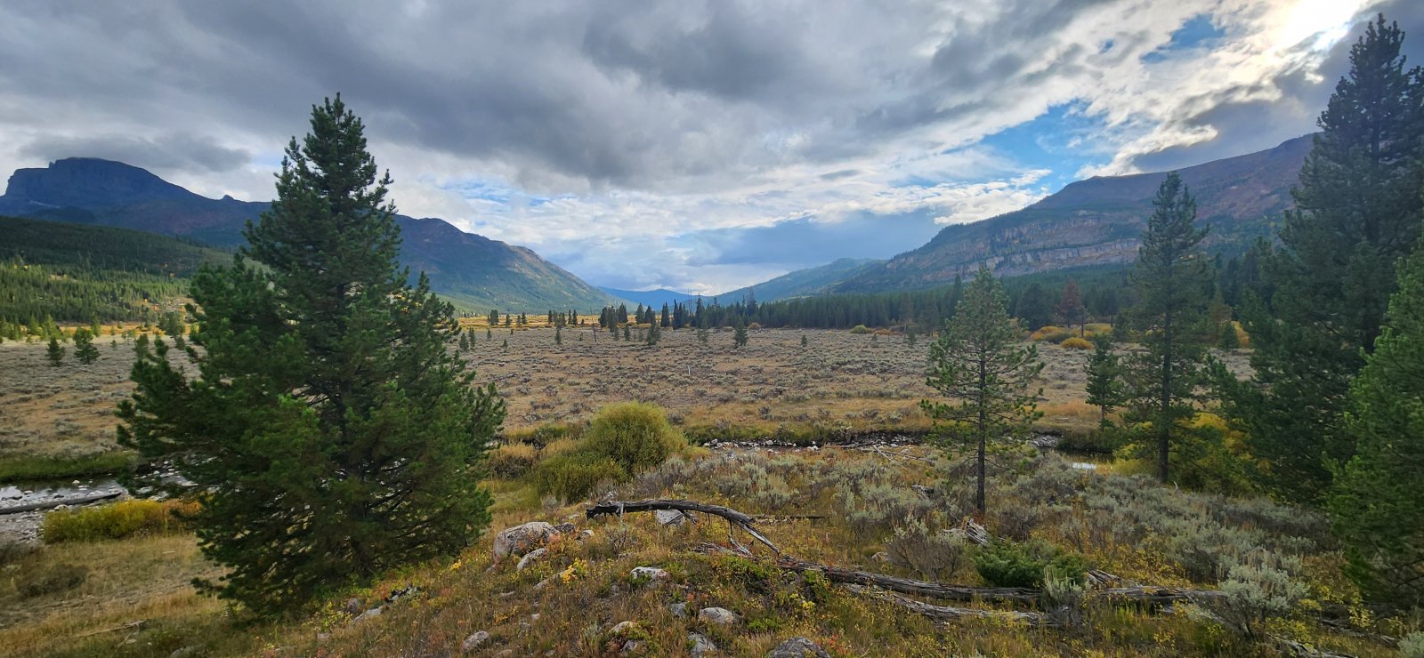 There were a couple outfitter camps with people/horses in the area, so 
we tucked ourselves away up on a hillside. Really nice spot for dinner 
though.
