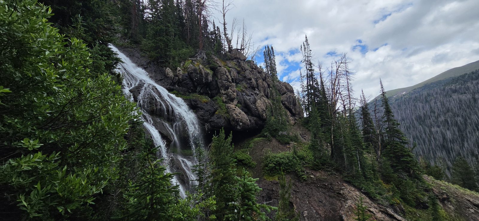 A little careful routefinding and a few beautiful waterfalls got me to the bottom though.