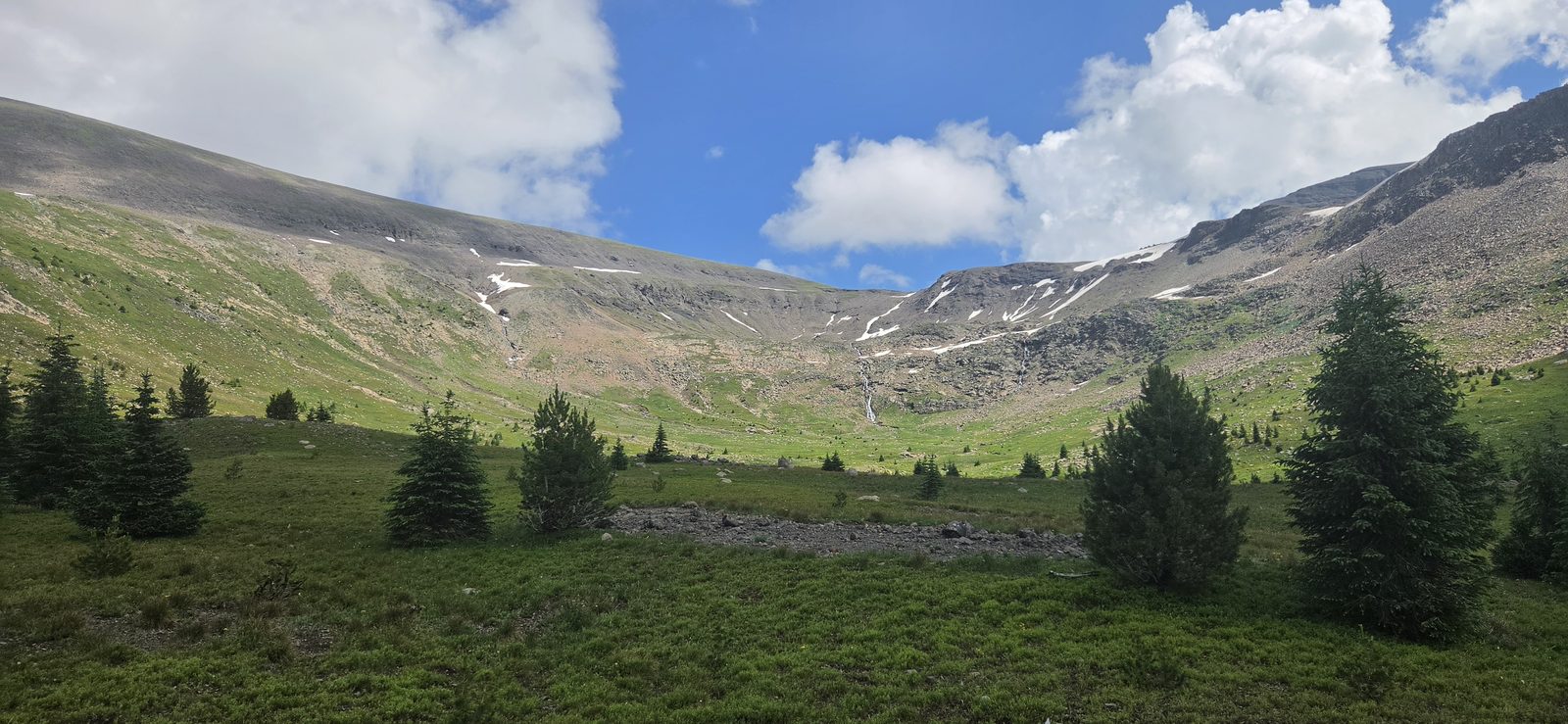 This really would've been a nice spot to camp... but my legs were feeling strong and I ended up deciding to keep moving. Maybe I'd camp near the Younts Peak saddle? 😉
